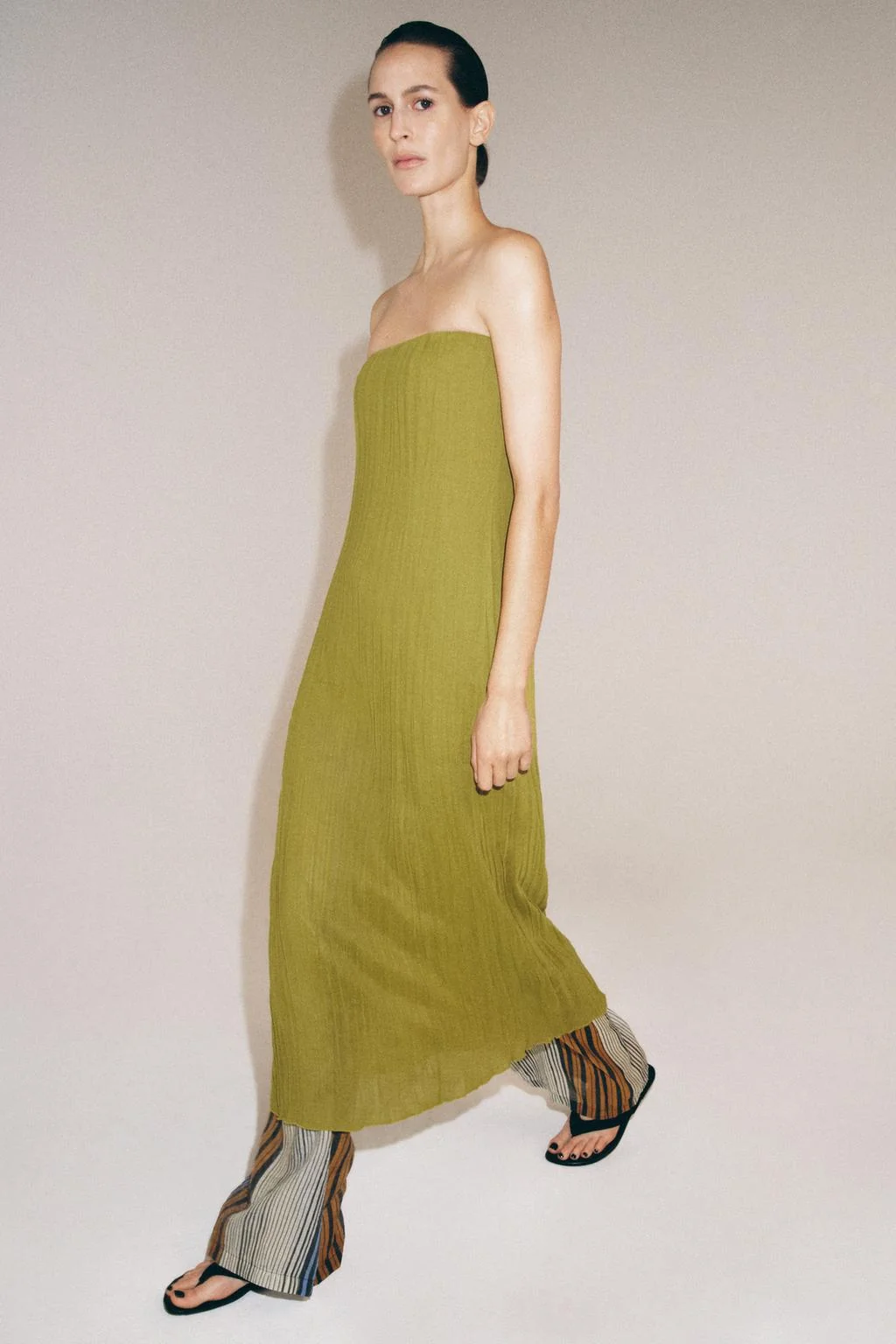 Фактурное платье-бандо