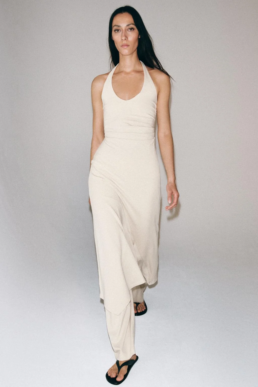 Платье с открытыми спиной