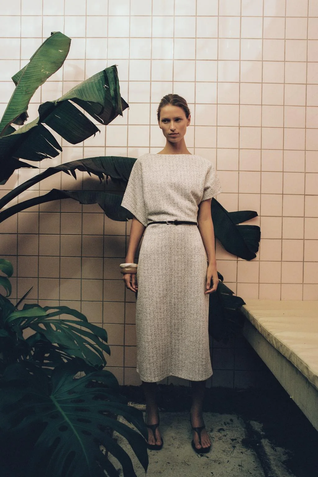 Текстурированное миди-платье с поясом