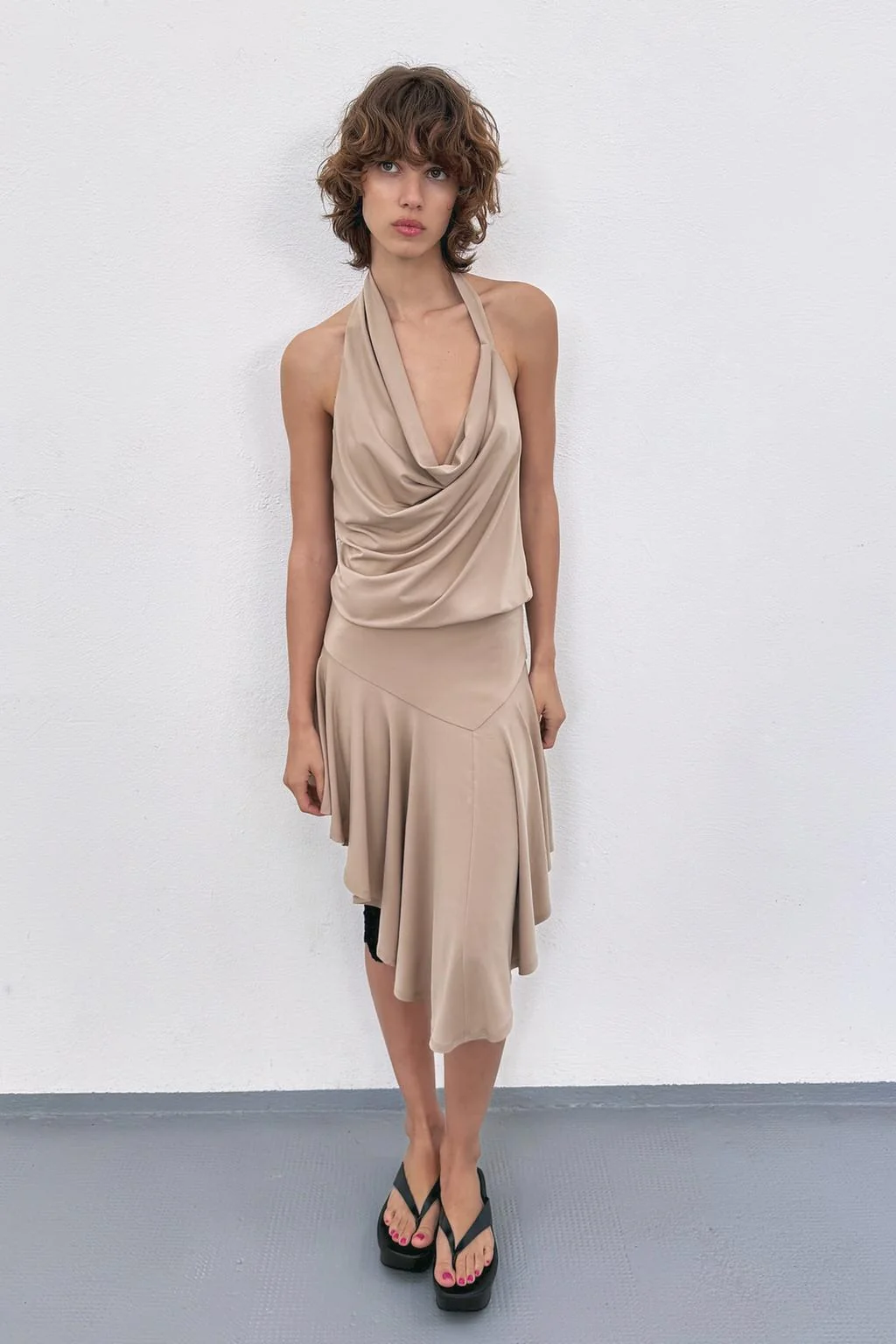 Платье с открытыми спиной и горловиной на шее