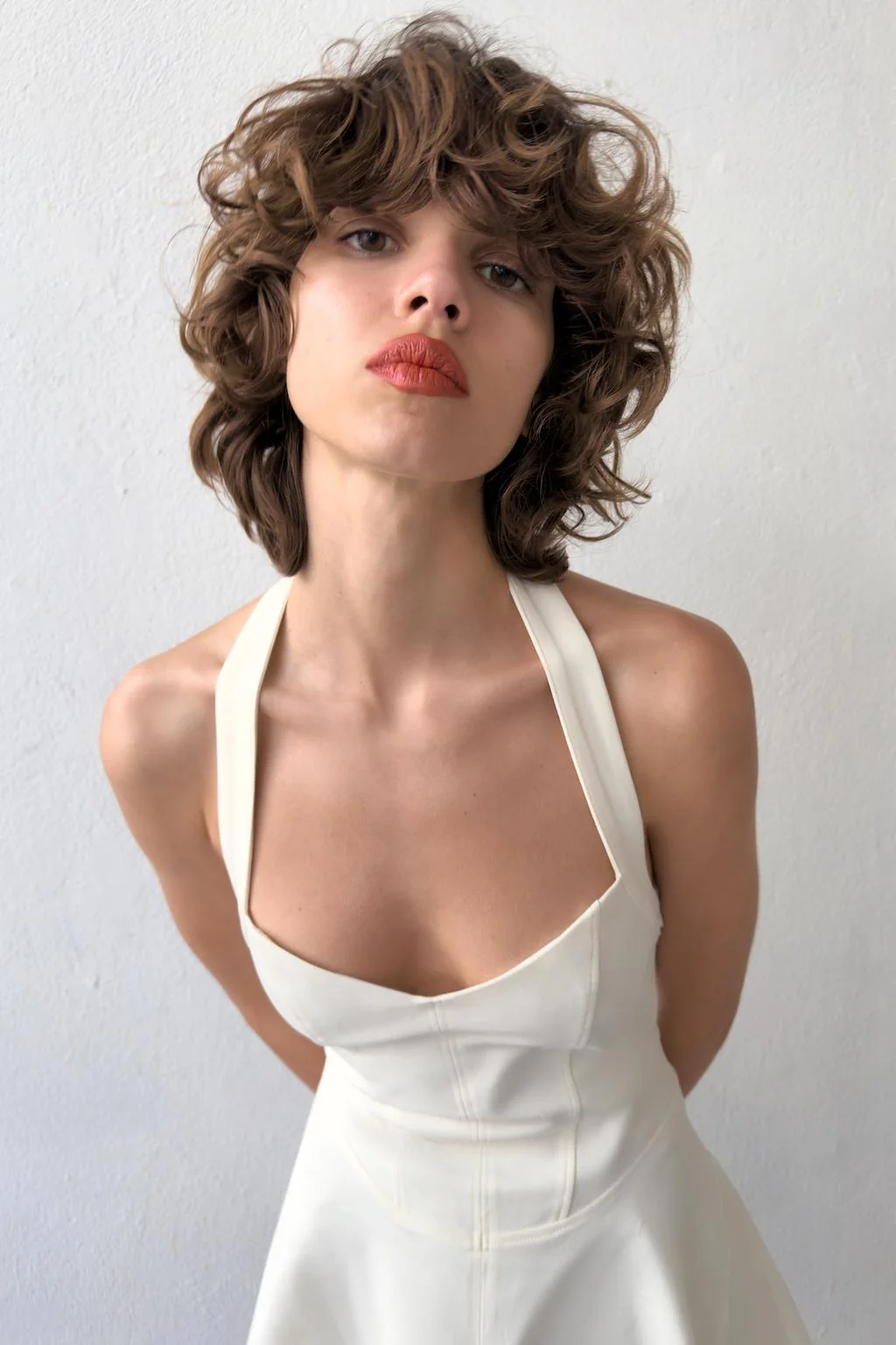 Платье с вырезом на шее и расклешённой юбкой