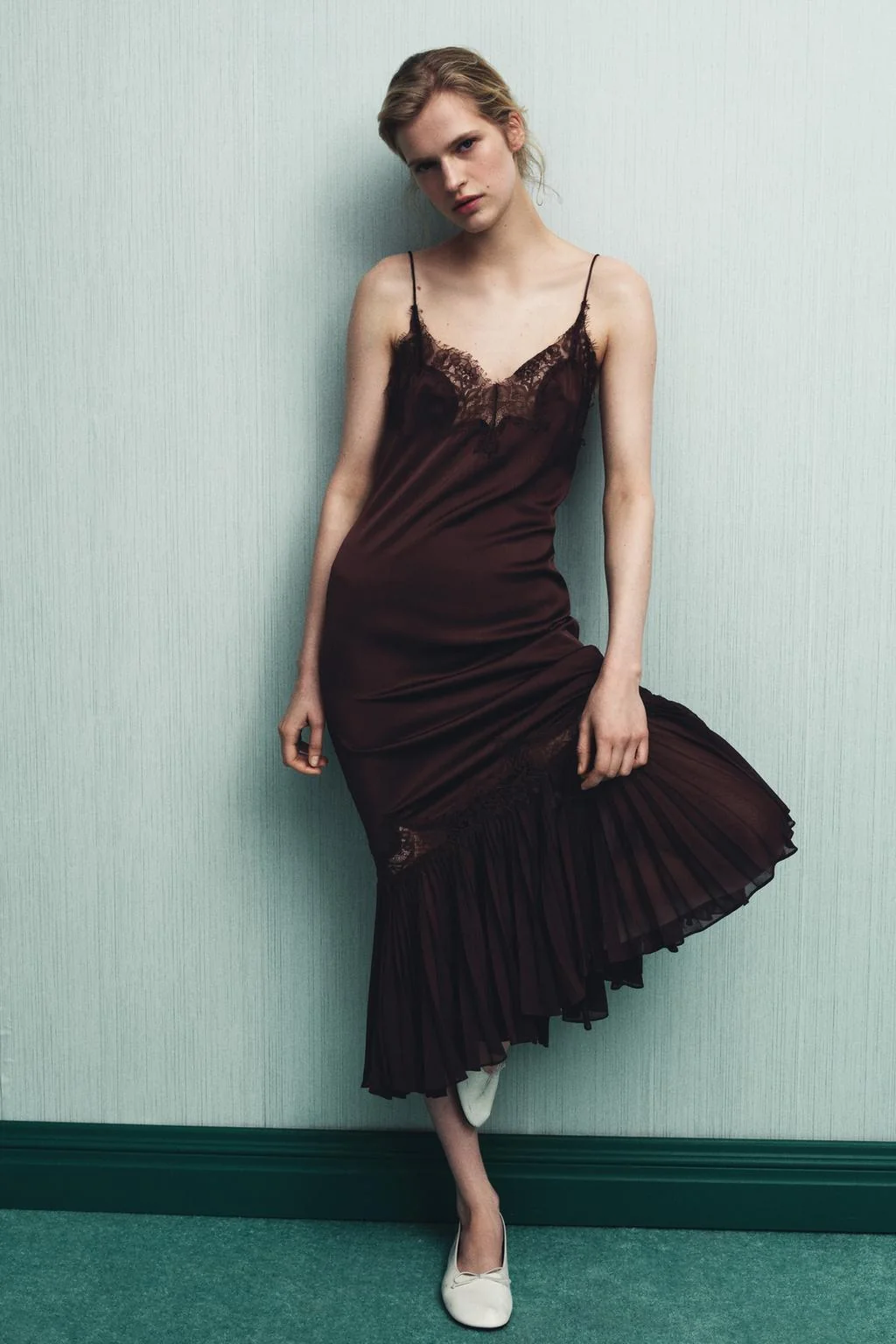 Сочетанное платье со складками и кружевом