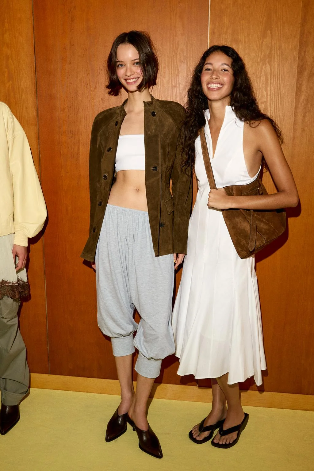 Платье миди с горловиной-халтер и клиньями