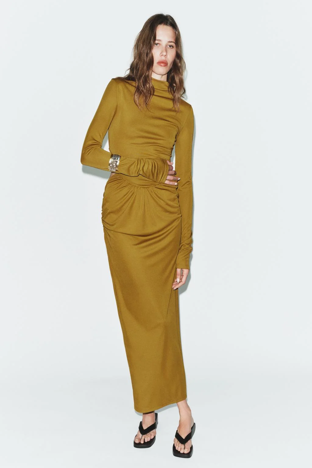 Струящееся платье с вырезами