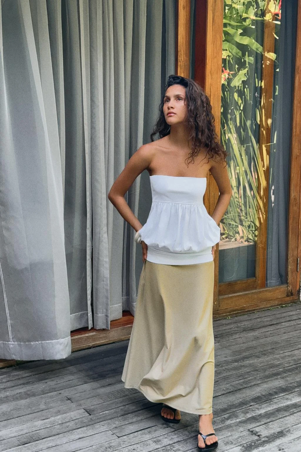 Контрастное платье миди