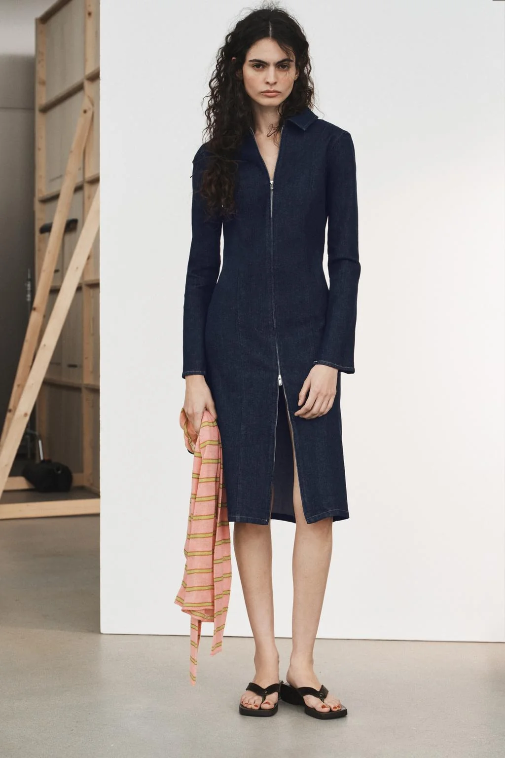 Джинсовое платье на молнии TRF