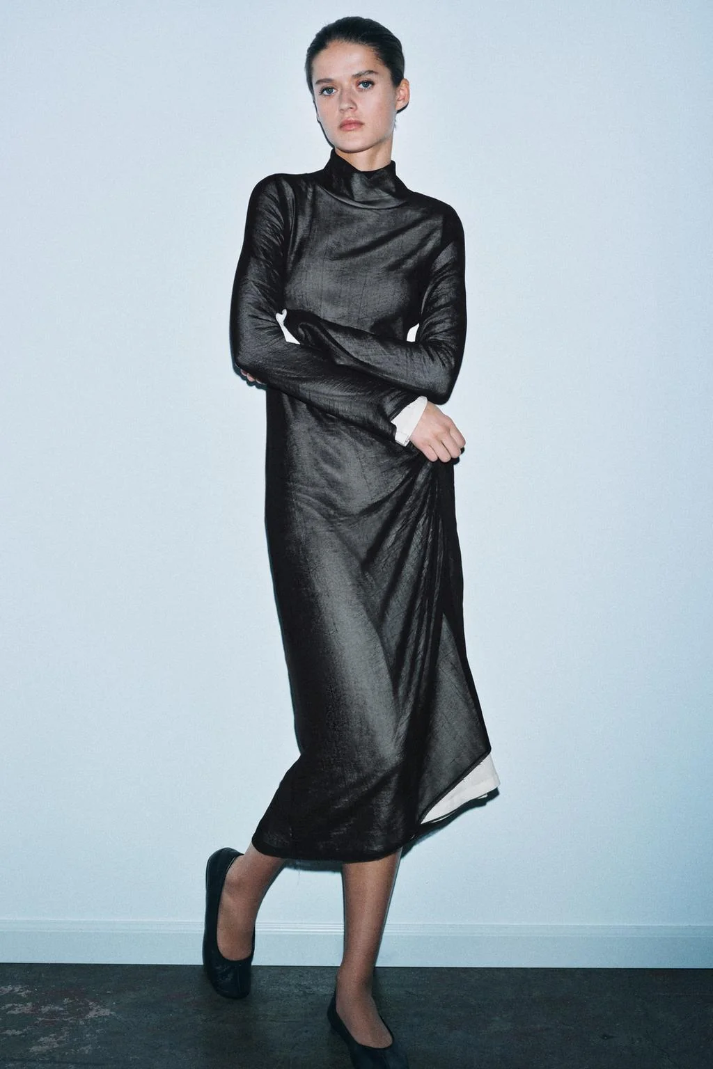 Длинное платье с контрастной отделкой