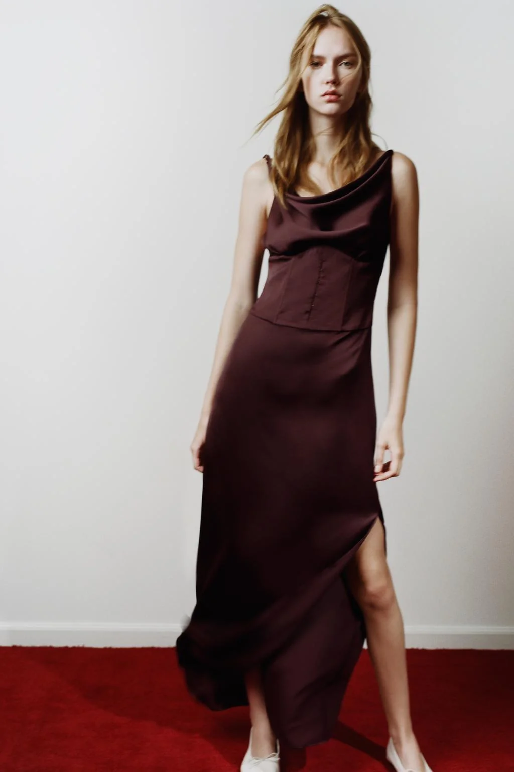 Атласное платье с драпированным вырезом