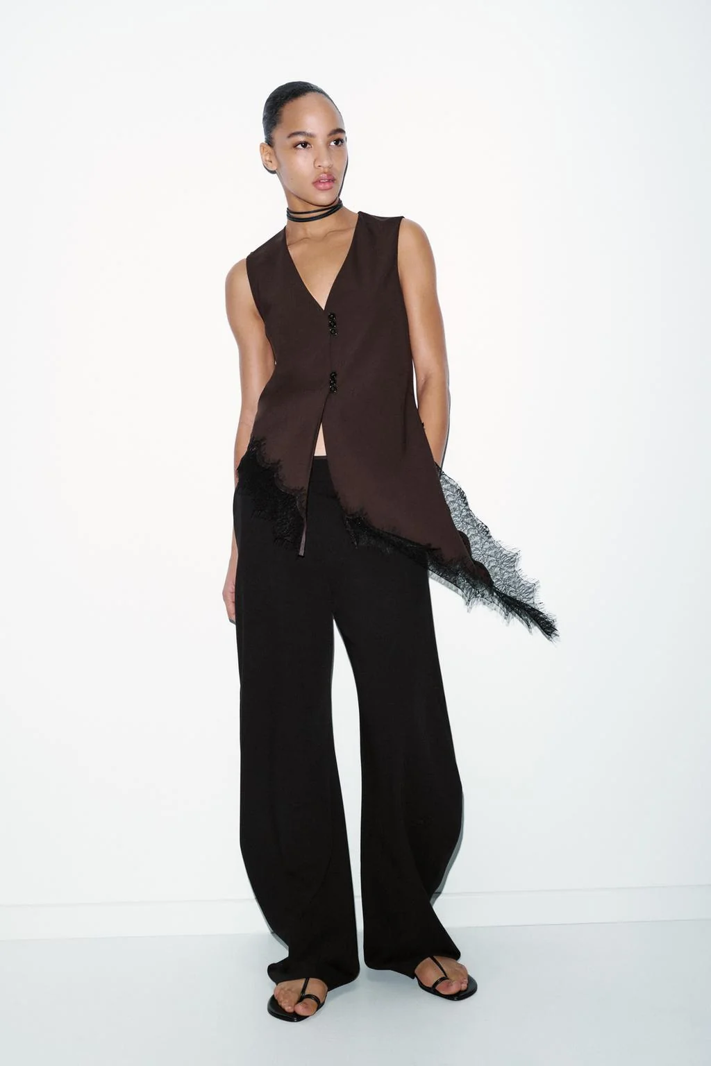 Асимметричный кружевной топ