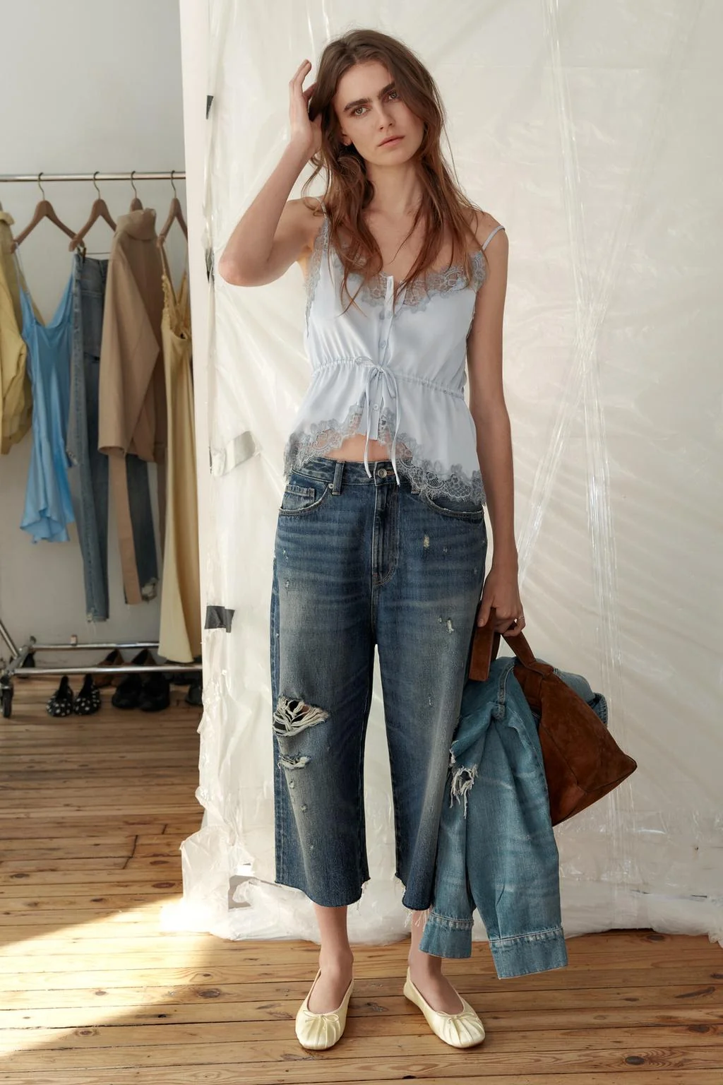 Атласный топ с кружевной отделкой