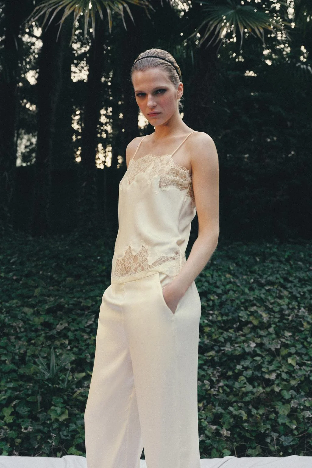 Атласный топ с кружевной отделкой