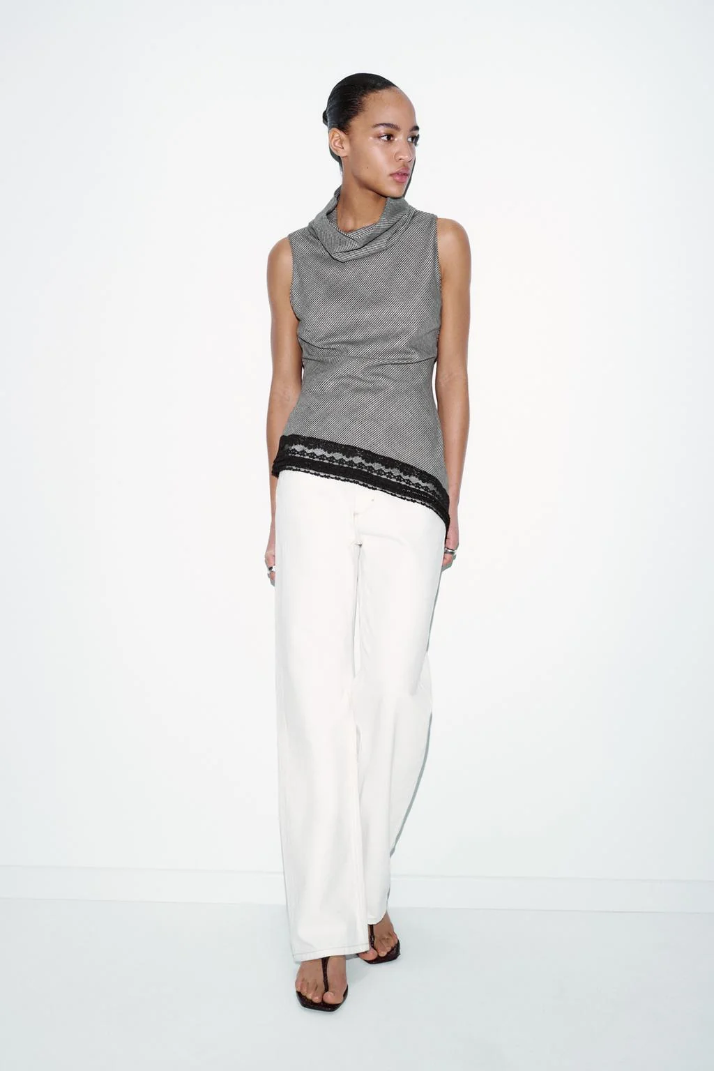 Асимметричный кружевной топ с подолом в гусиную лапку