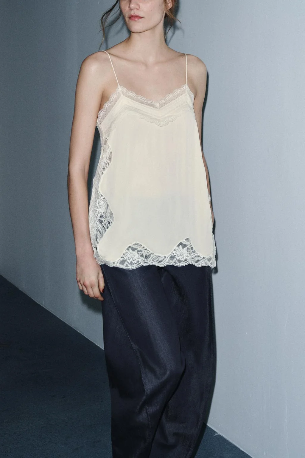 Топ-камизоль с кружевной окантовкой ZW коллекция