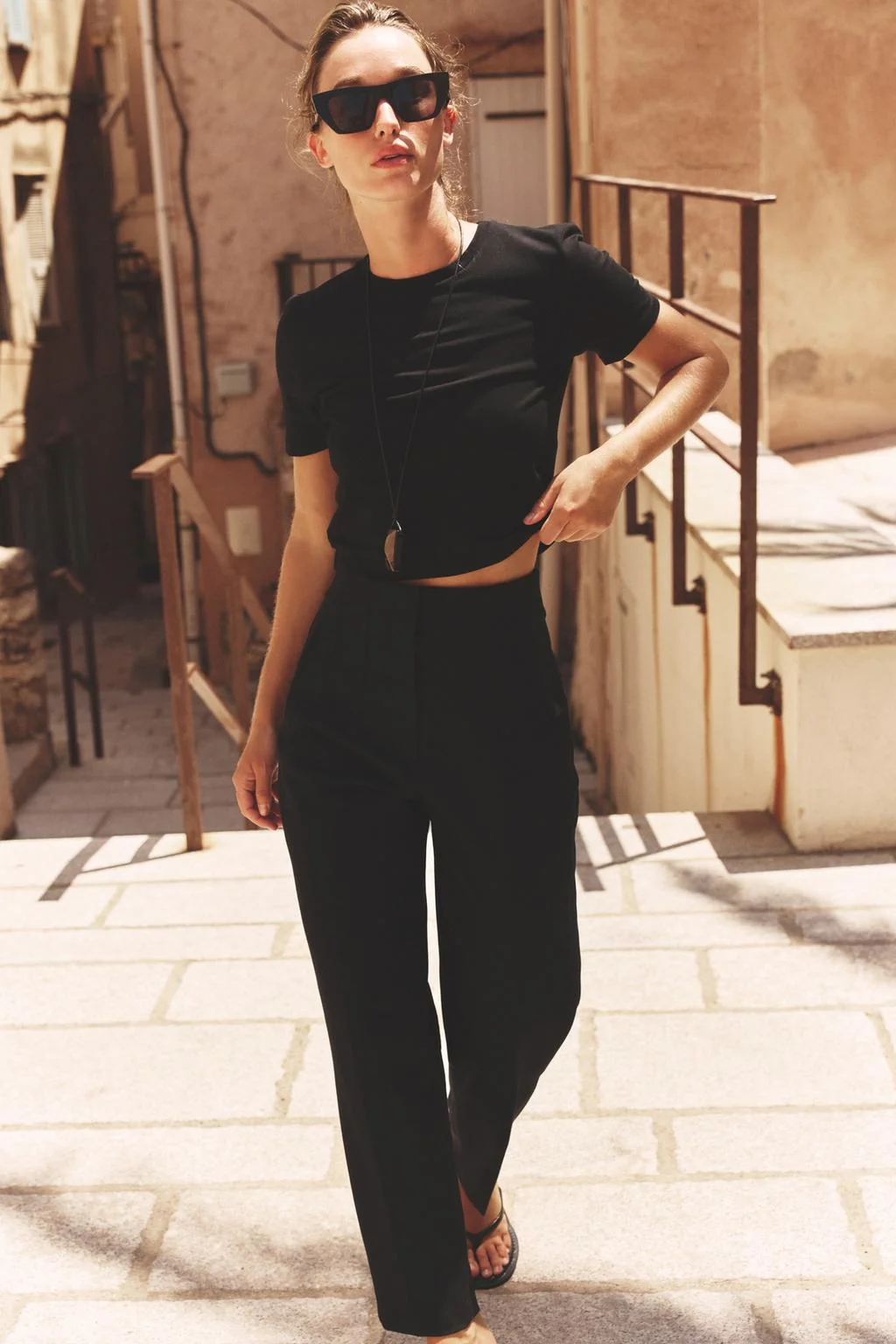 Укороченная футболка с короткими рукавами