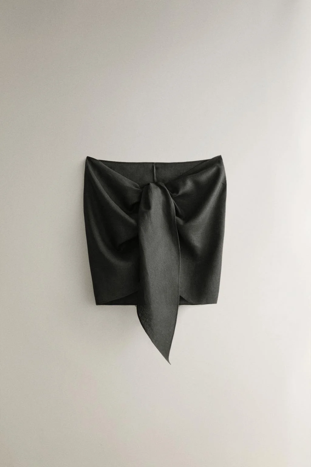 Короткий льняной пляжный саронг с узлом