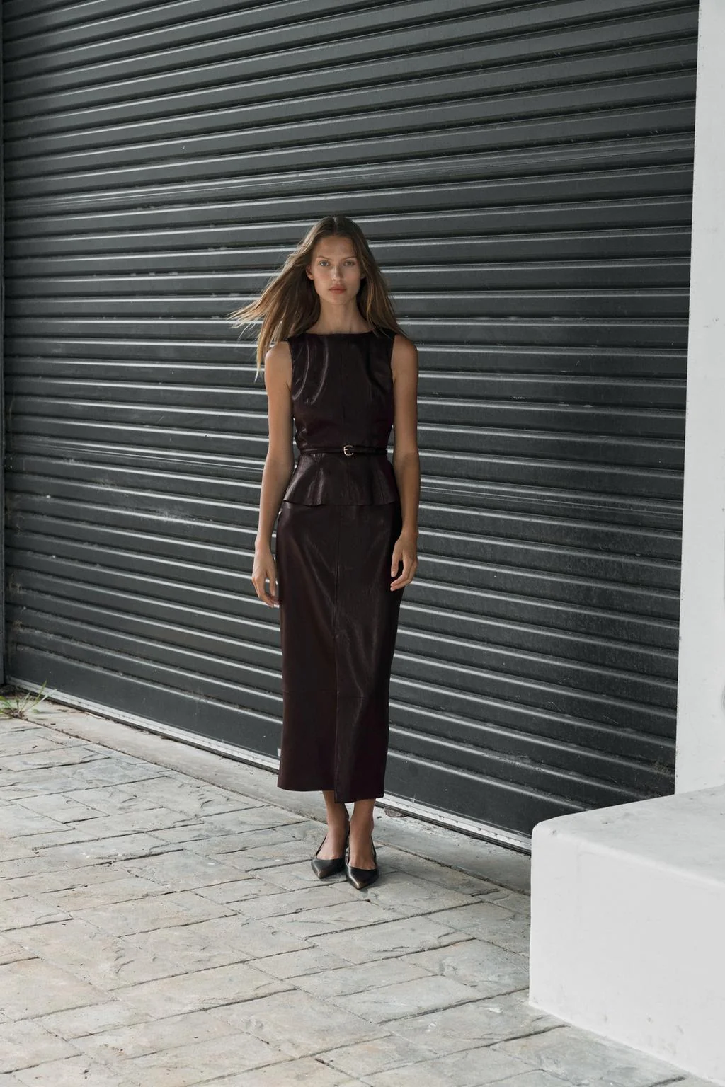 Топ с эффектом кожи и поясом