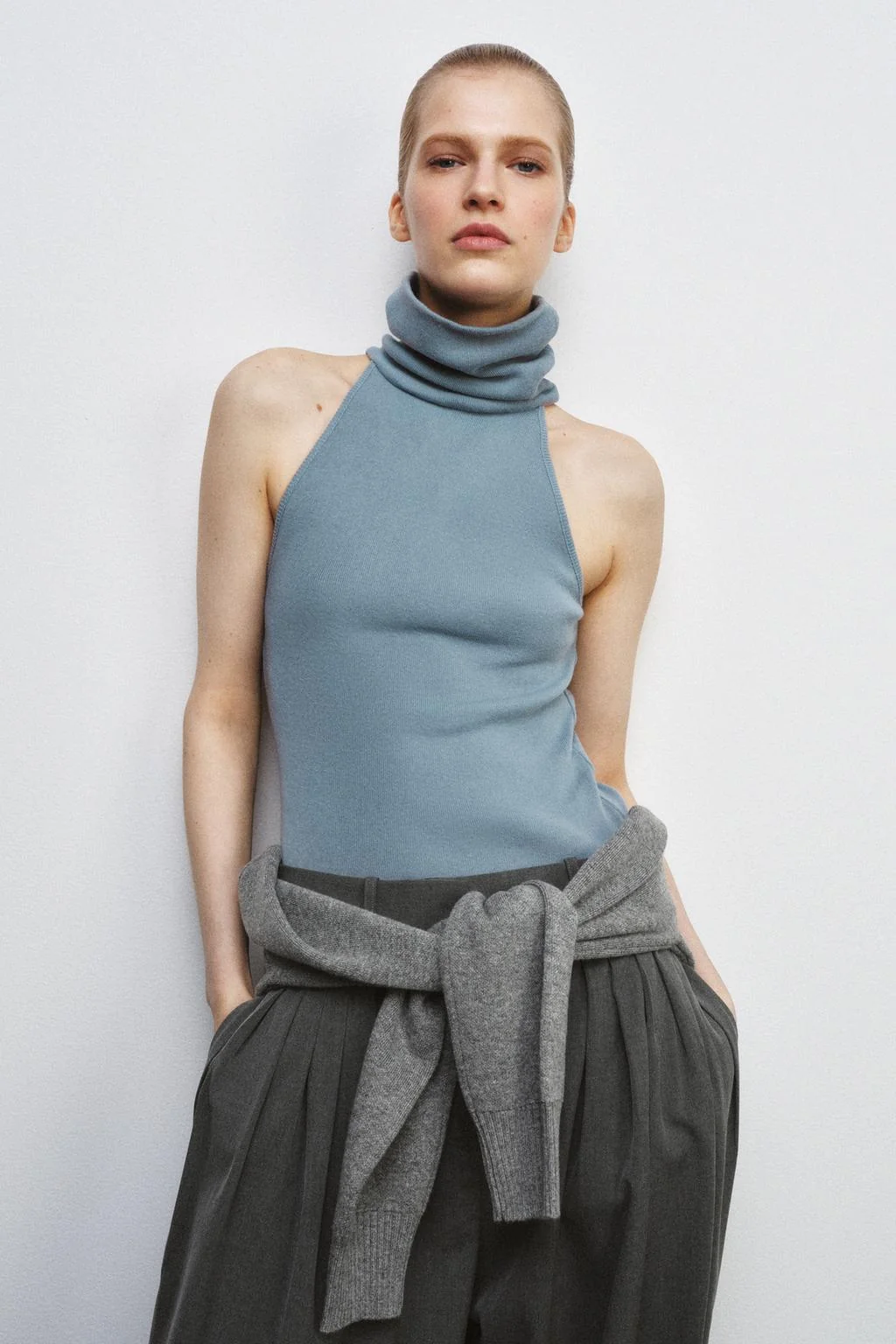 Топ без рукавов с высоким горлом