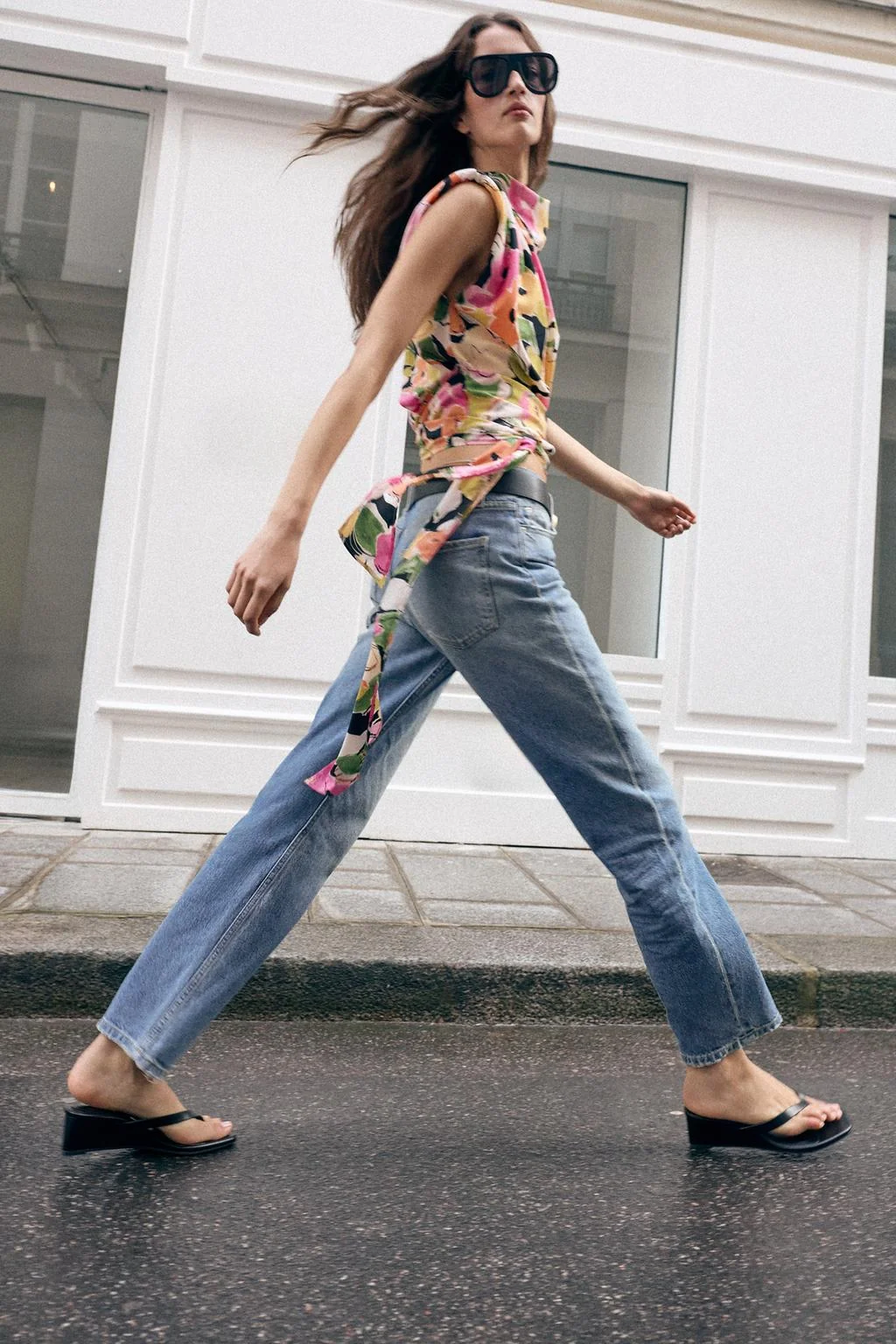 Топ с цветочным принтом, подплечниками и поясом