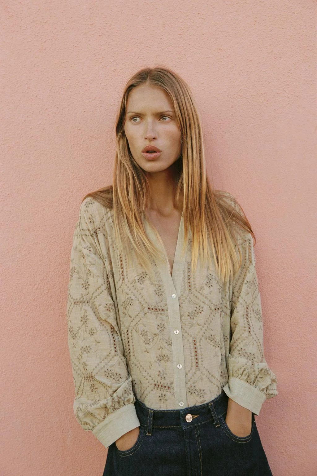 Рубашка с вышивкой с вырезами