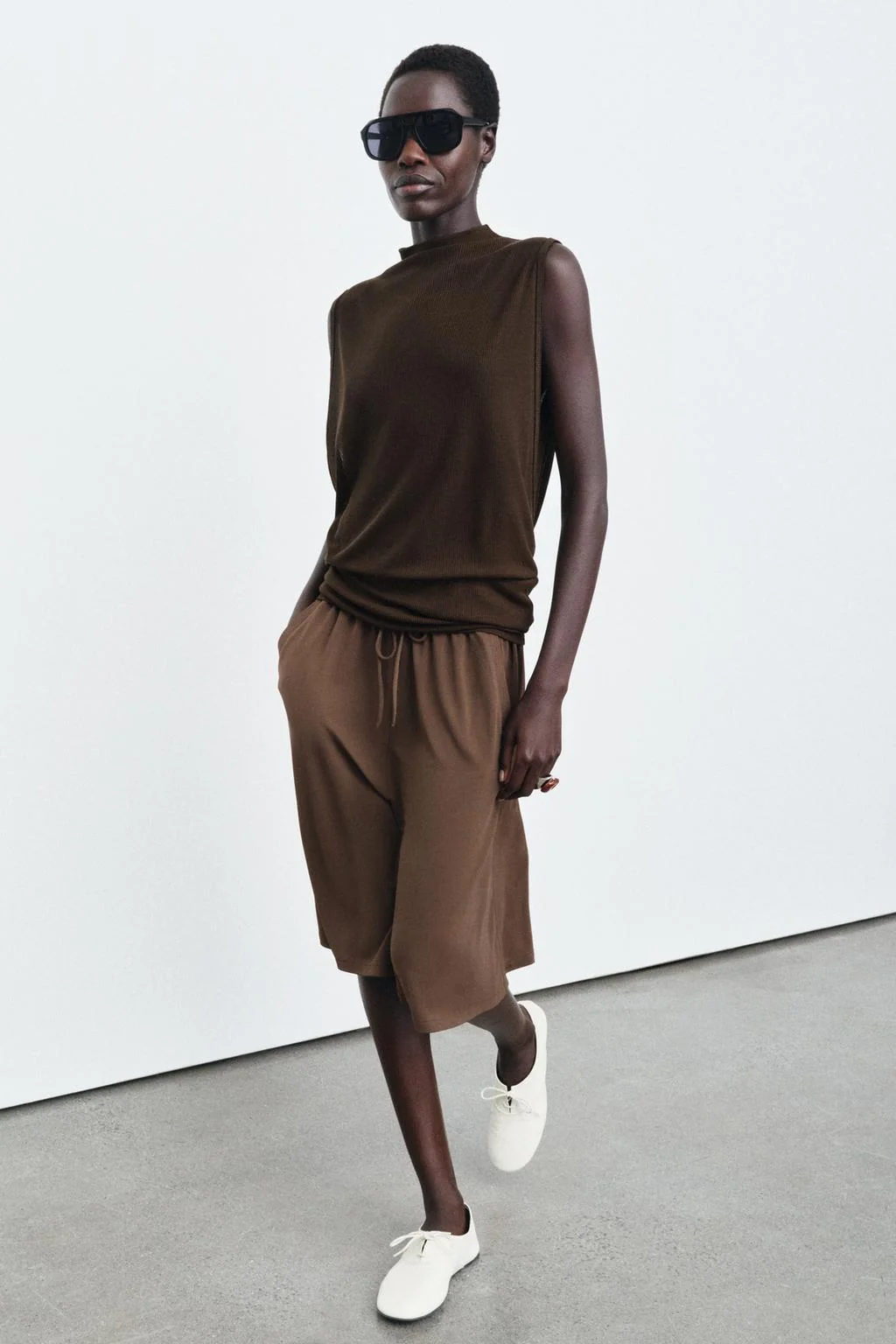 Топ с высоким горлом и свободным кроем