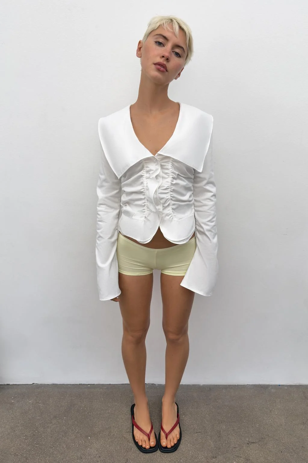 Рубашка с оборками и контрастной отделкой