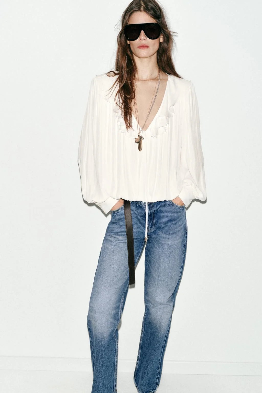 Атласная блуза с оборками и накладками на плечах