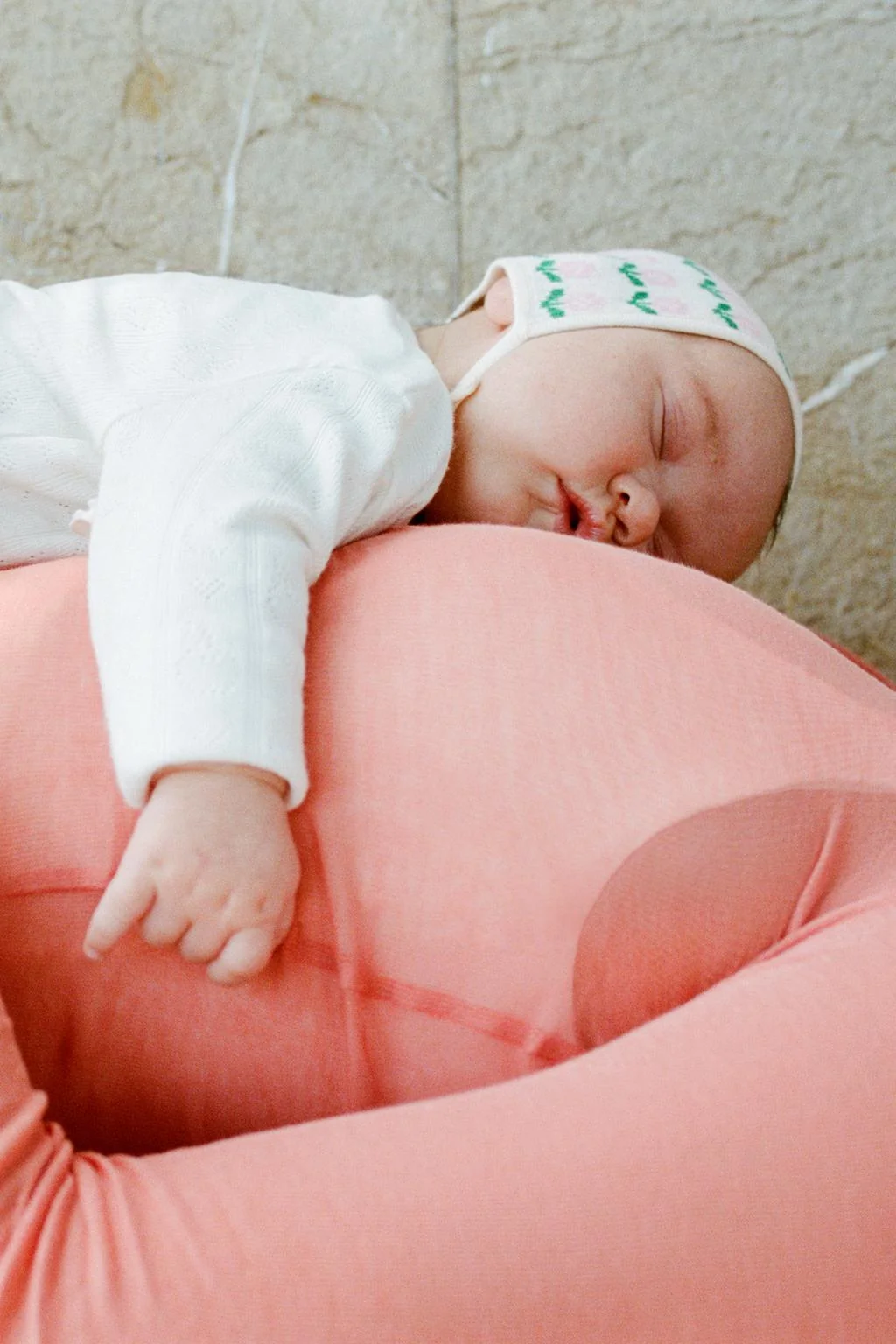 Жаккардовый вязаный чепчик с цветочным узором