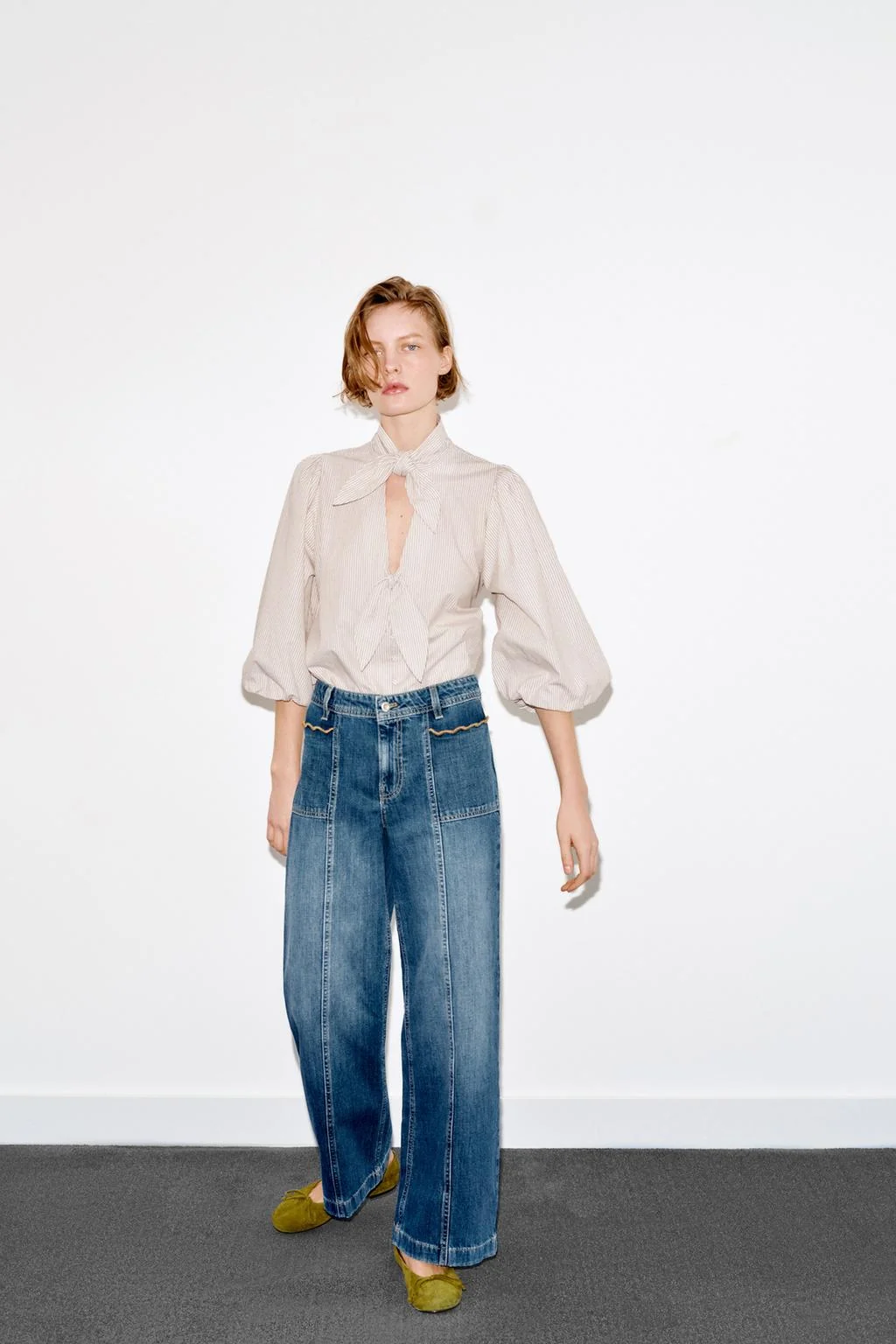 Блузка в полоску с бантом