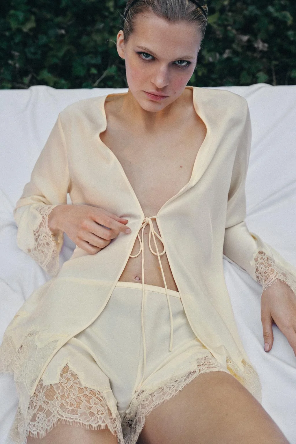 Атласная рубашка с кружевным шнурком