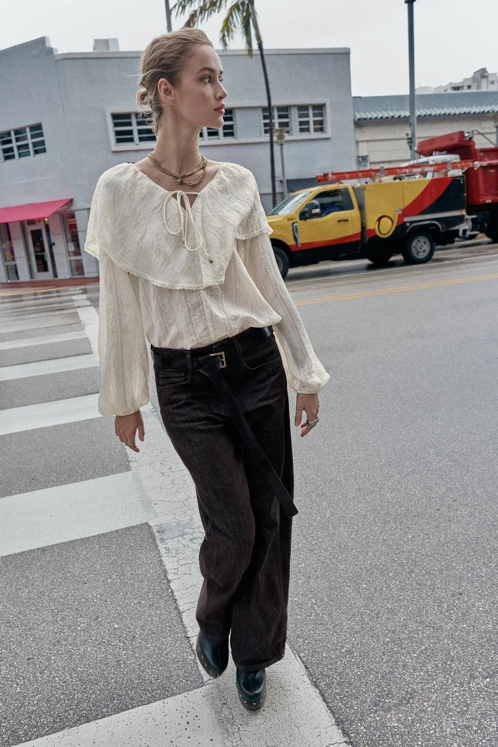 Кружевная блуза с оборками