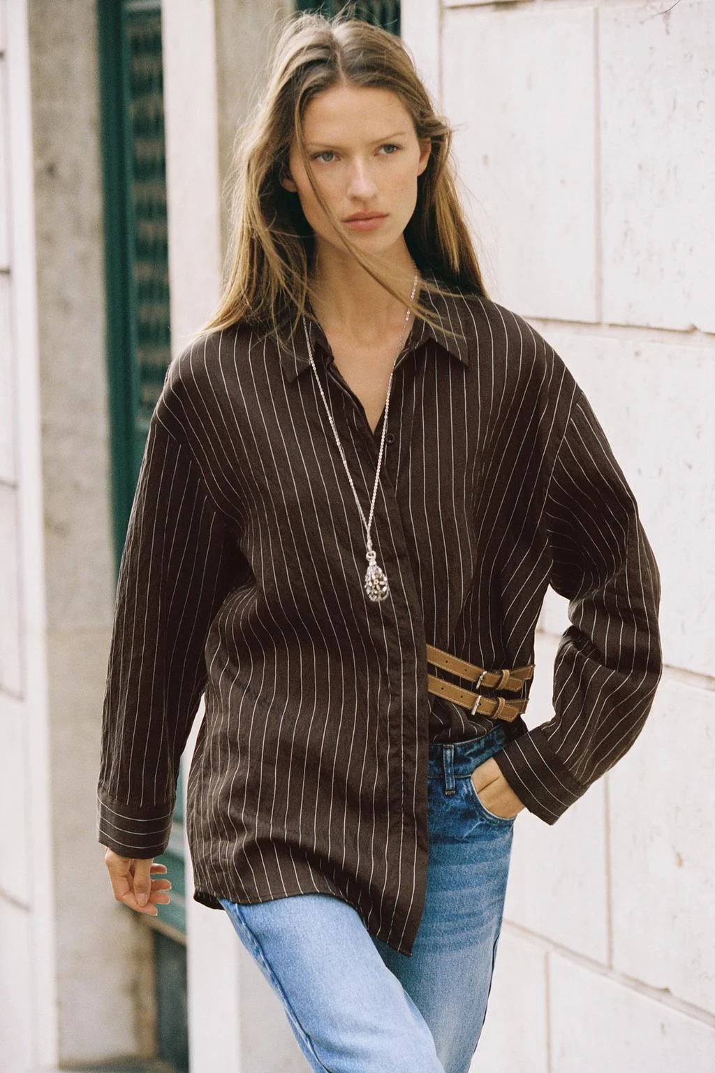 Рубашка в полоску с пряжками