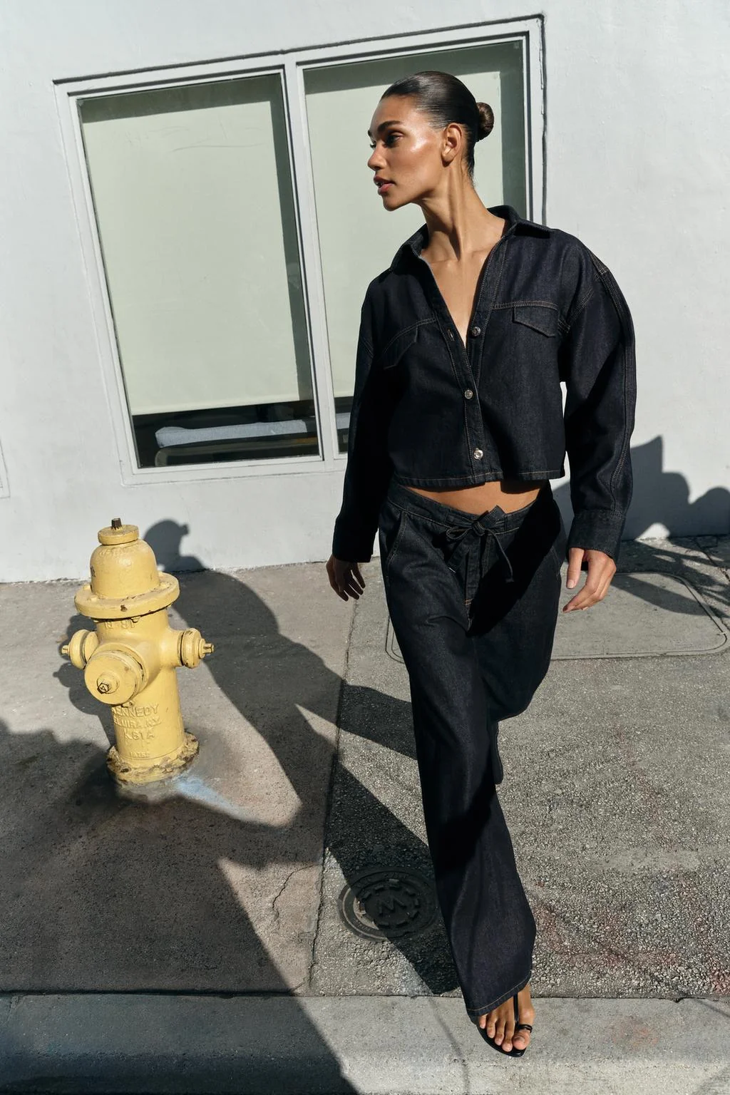 Z1975 Укороченная джинсовая рубашка с клапанами