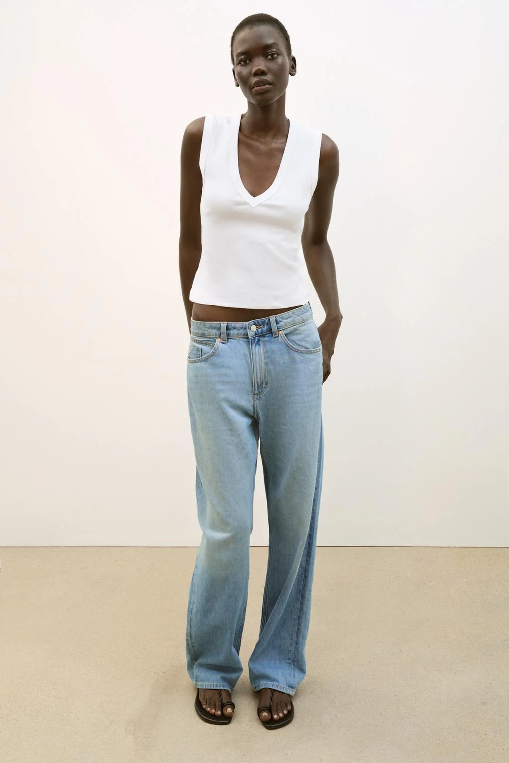 Футболка из хлопка с V-образным вырезом