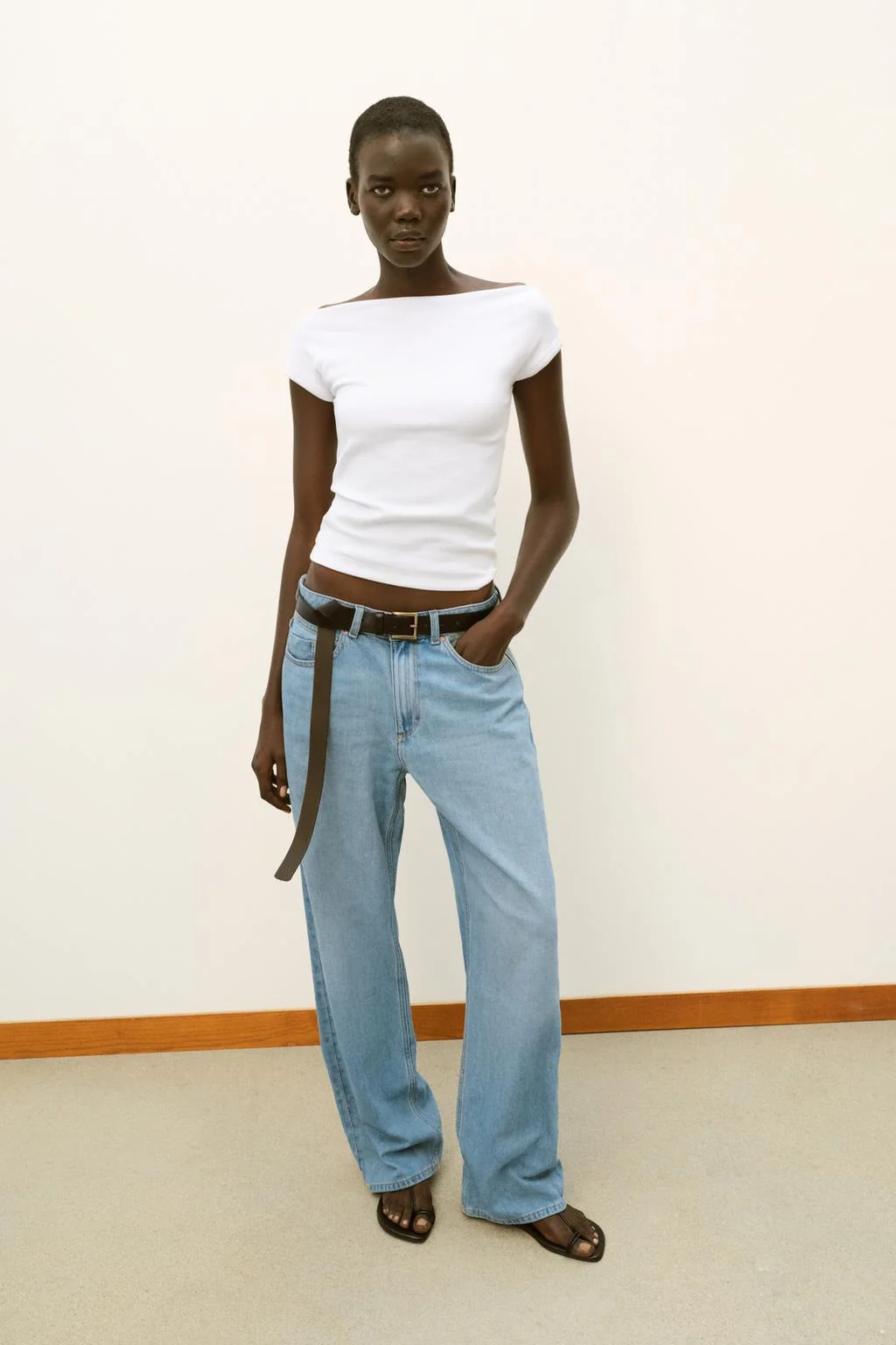 Футболка с лодочным вырезом