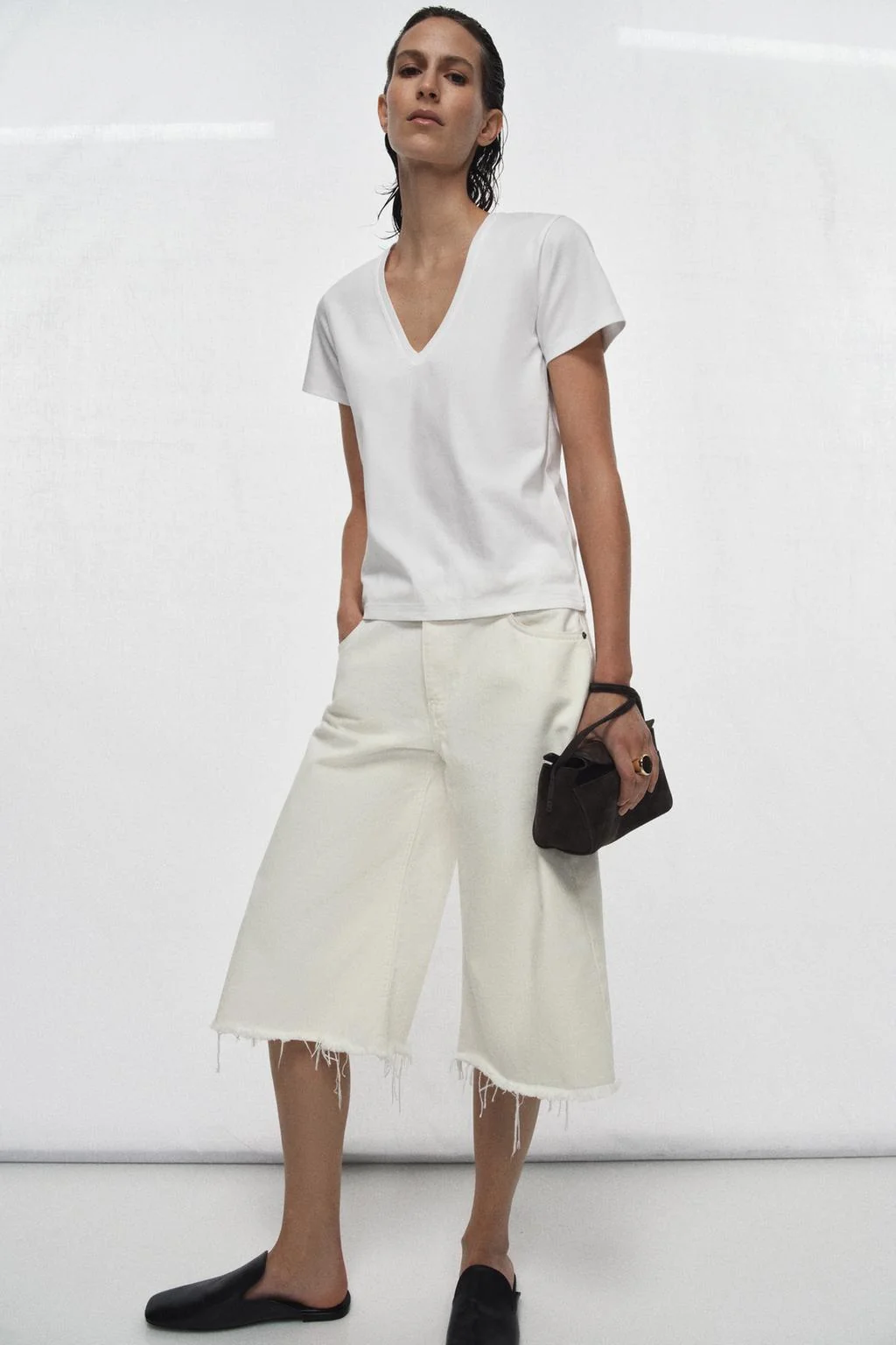 Футболка с V-образным вырезом из интерлока