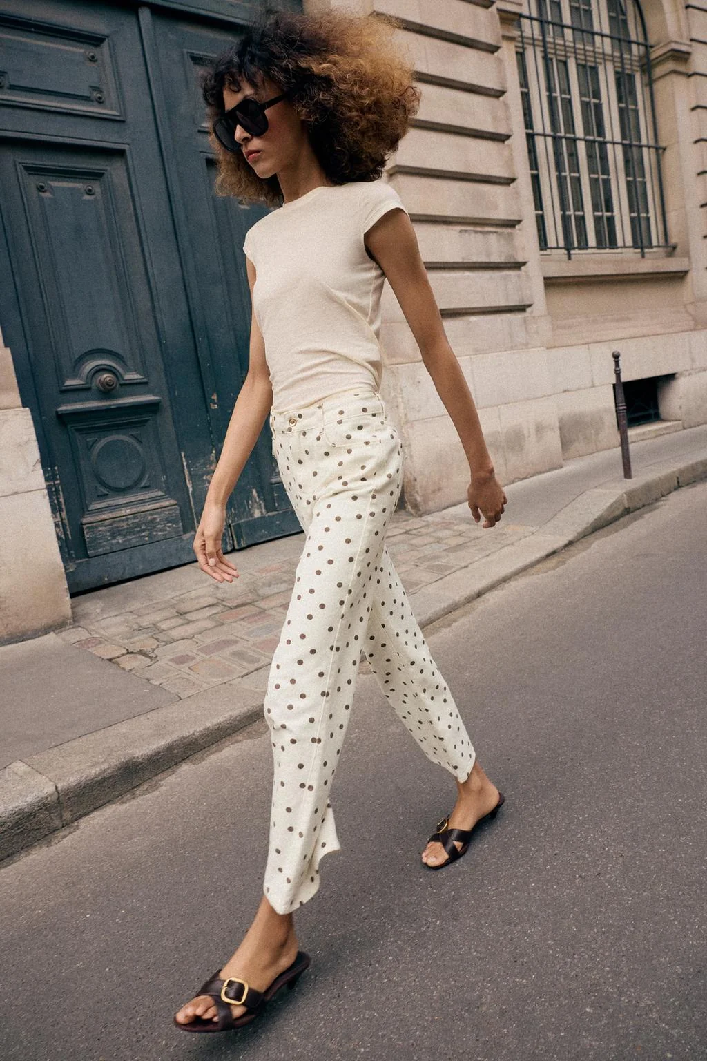 Минималистичная футболка с коротким рукавом