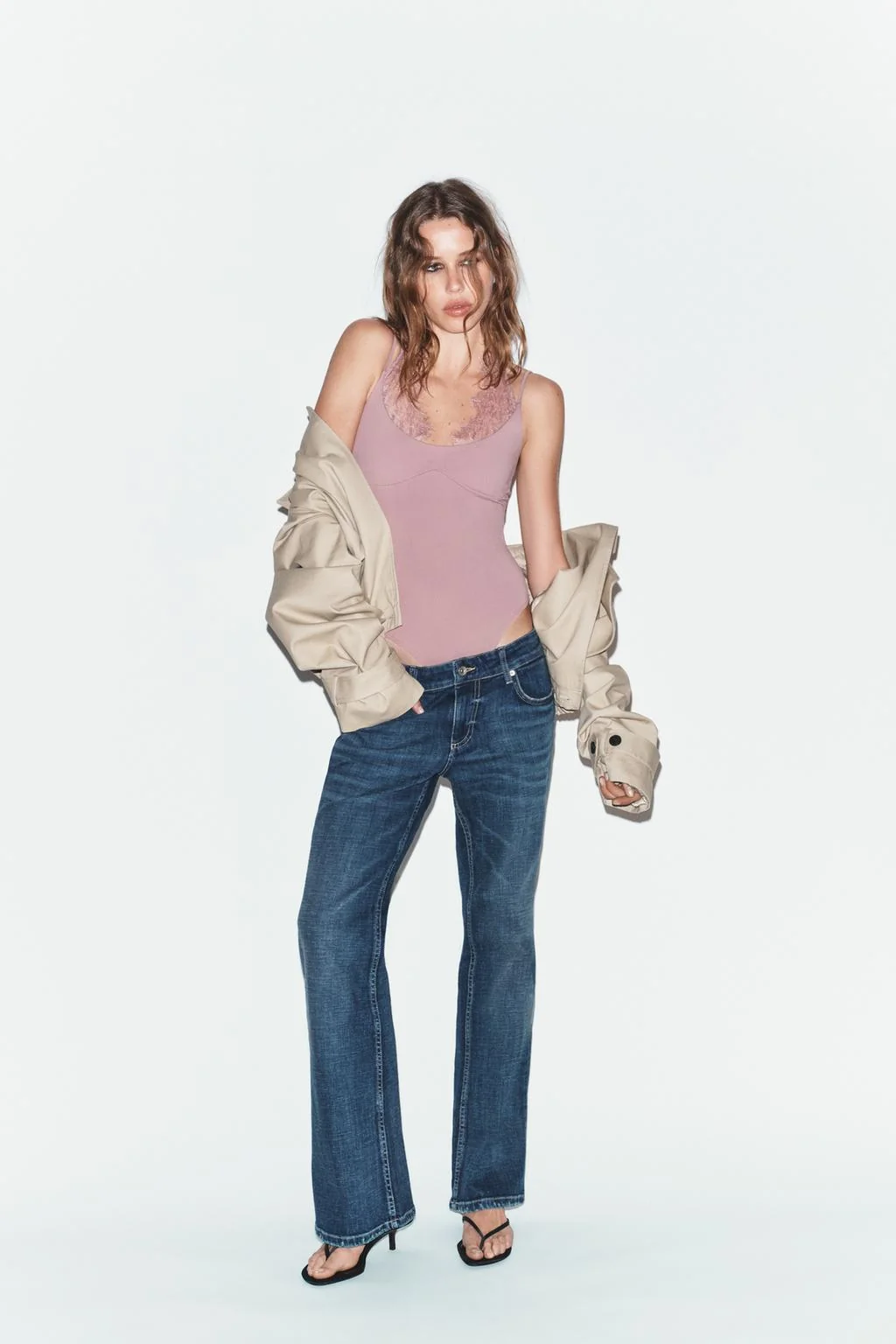 Боди с кружевной отделкой на шее