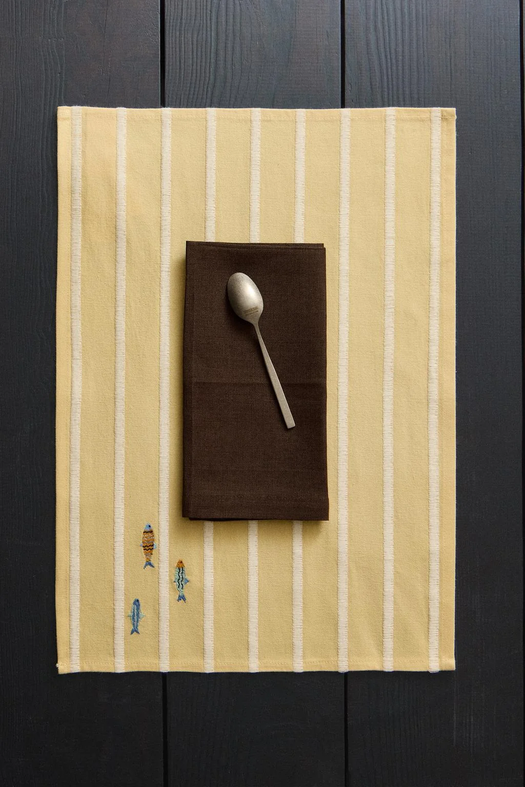 Вышитая подставка под тарелку