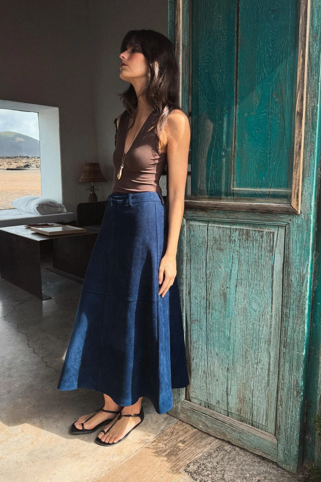 Приталенное боди с V-образным вырезом