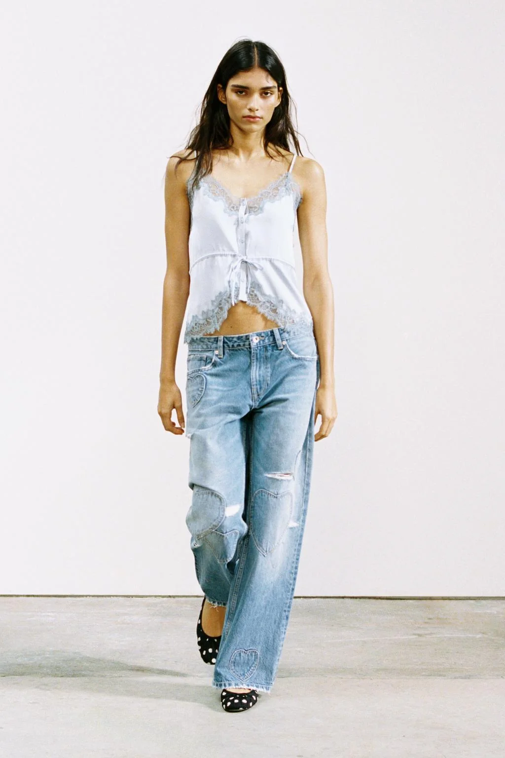 Джинсы средней посадки бойфренд с сердечками TRF