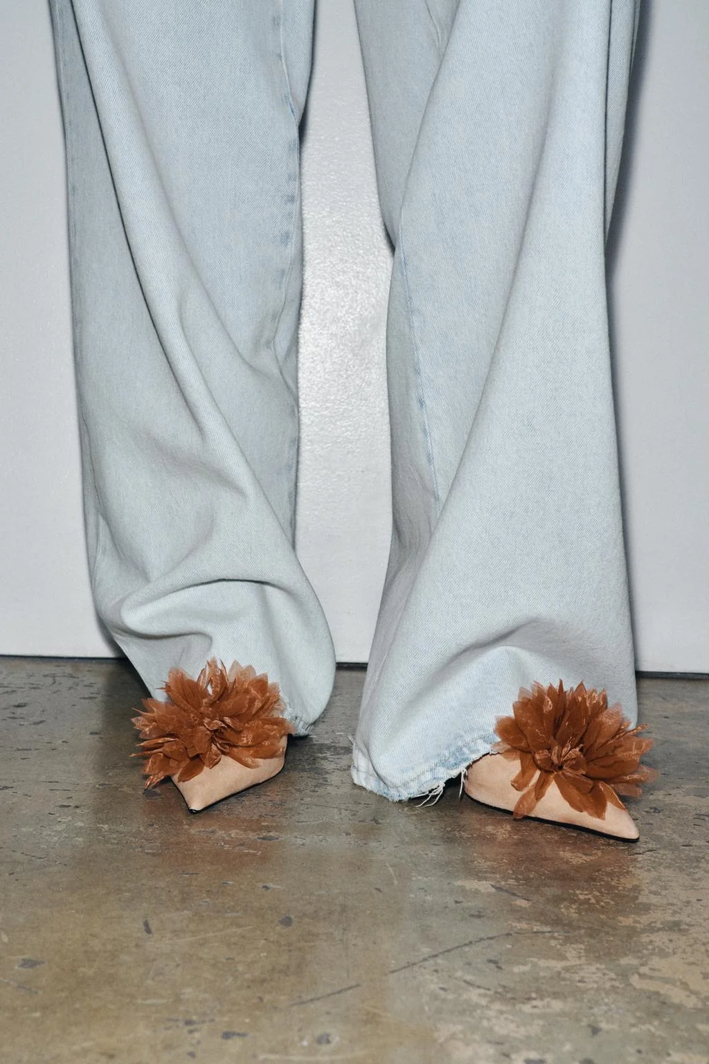 SPLIT SUEDE HEELS WITH FLOWER DETAIL