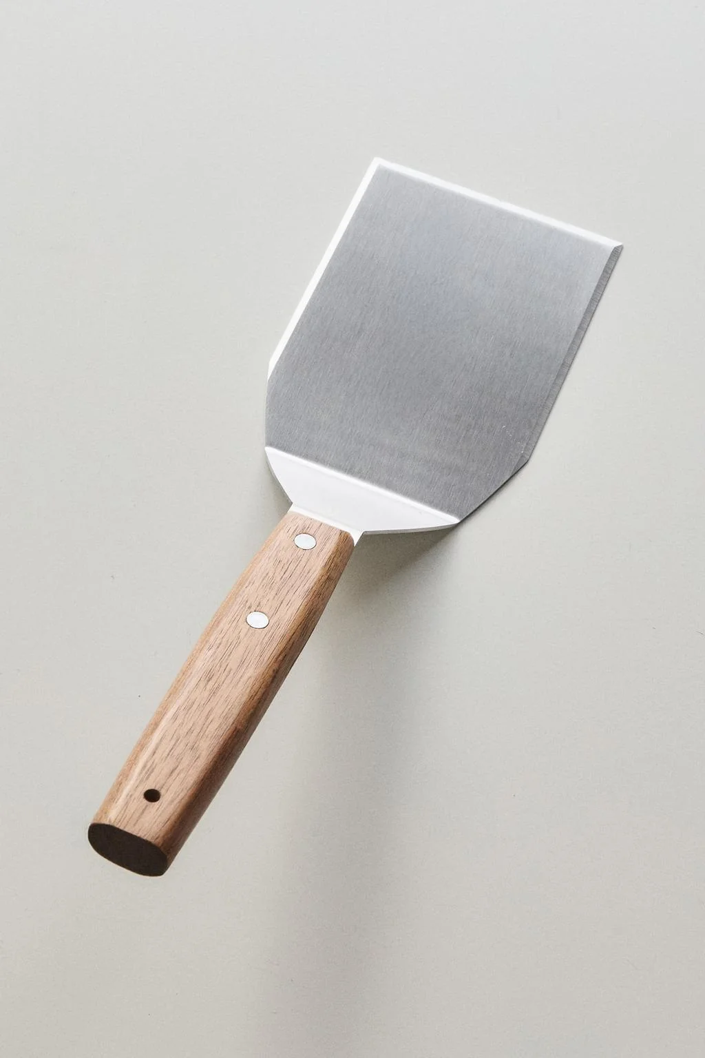STEEL AND WOOD HAMBURGER SPATULA