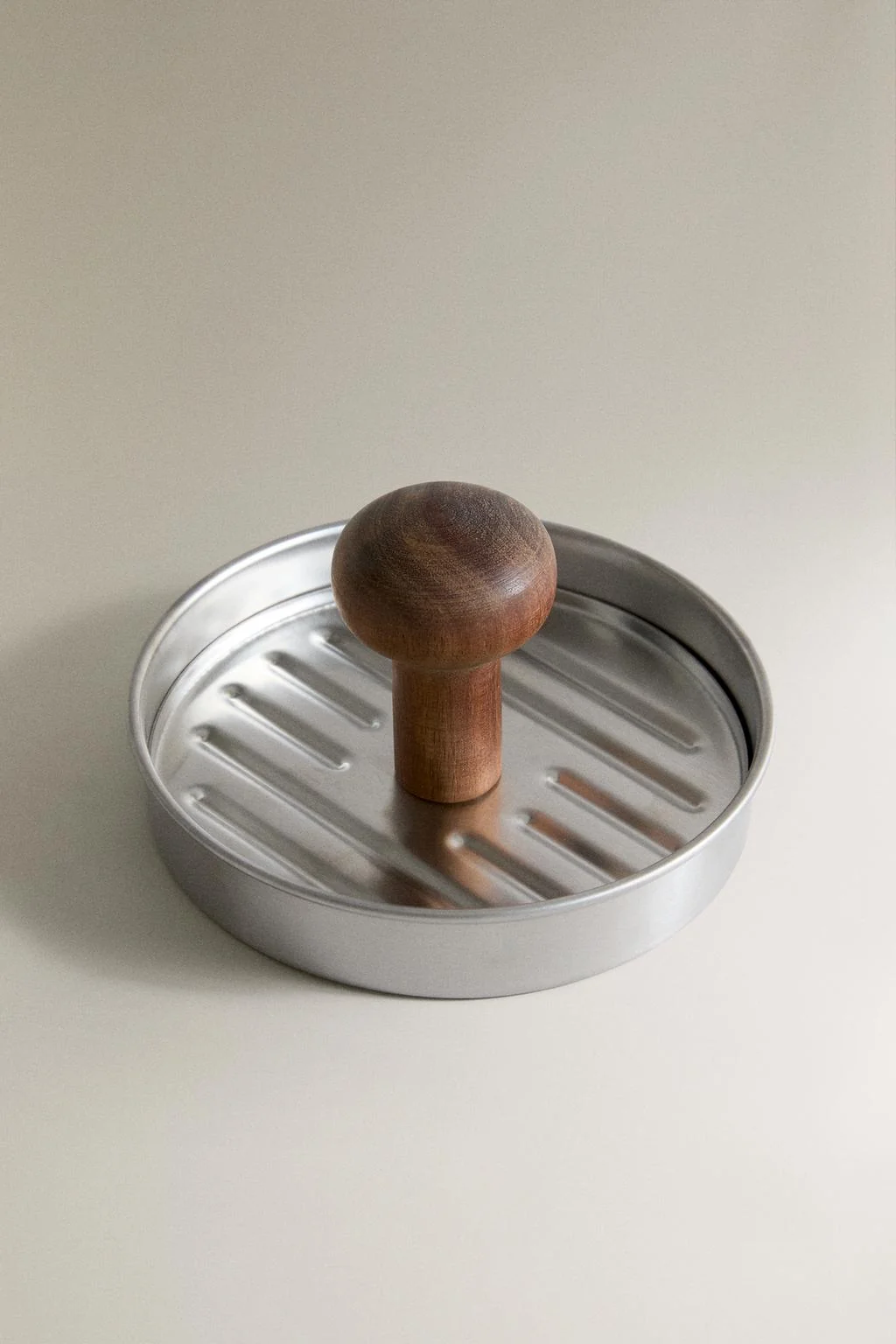 STEEL AND WOOD HAMBURGER MOULD