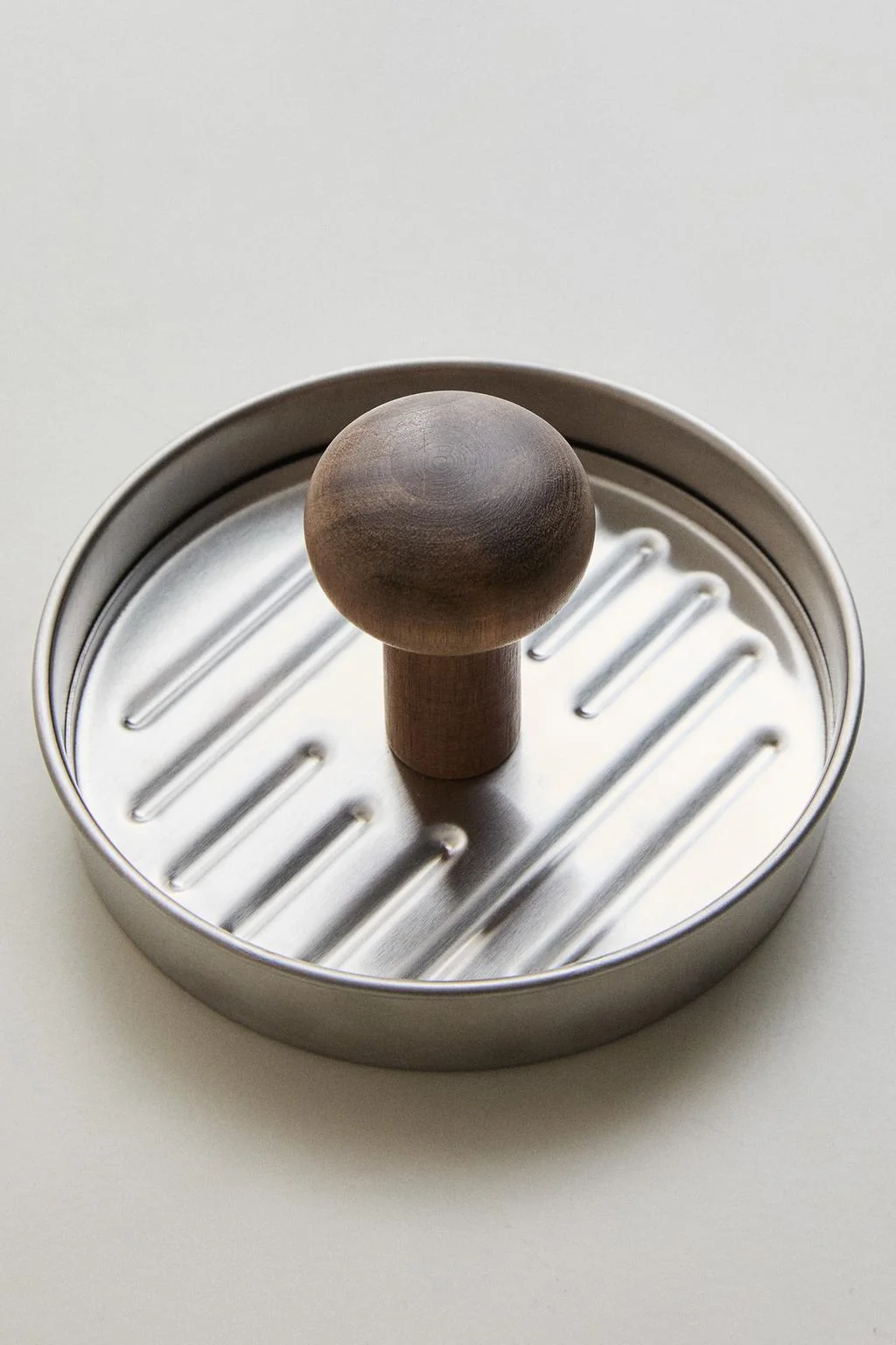 STEEL AND WOOD HAMBURGER MOULD