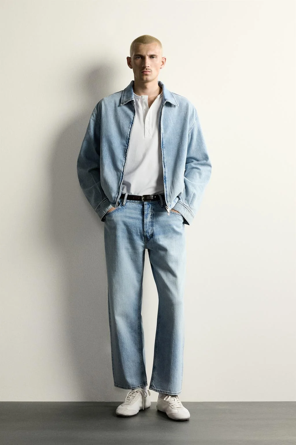 LIGHTWEIGHT REGULAR CROPPED FIT JEANS