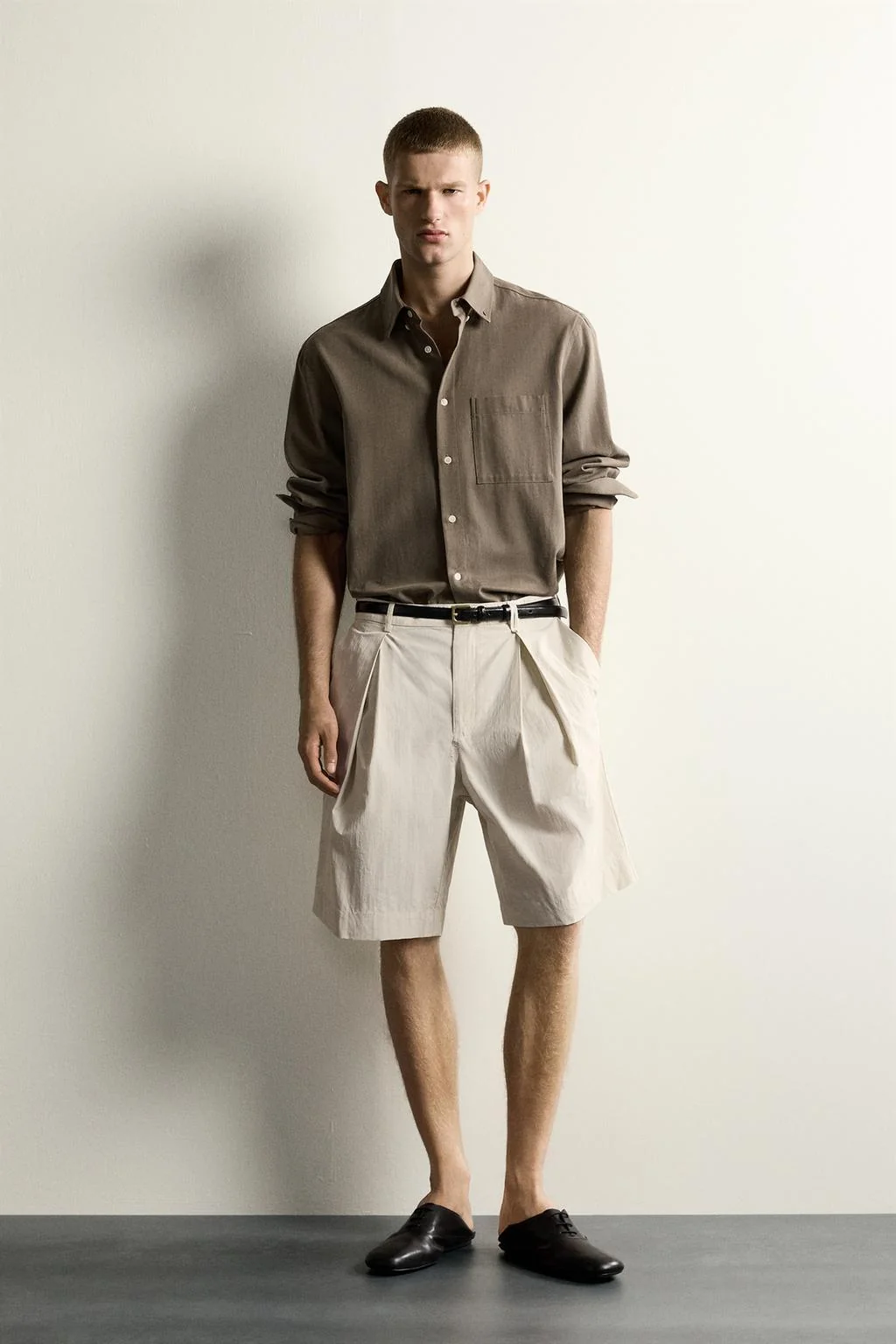 PLEATED WIDE-LEG BERMUDA SHORTS