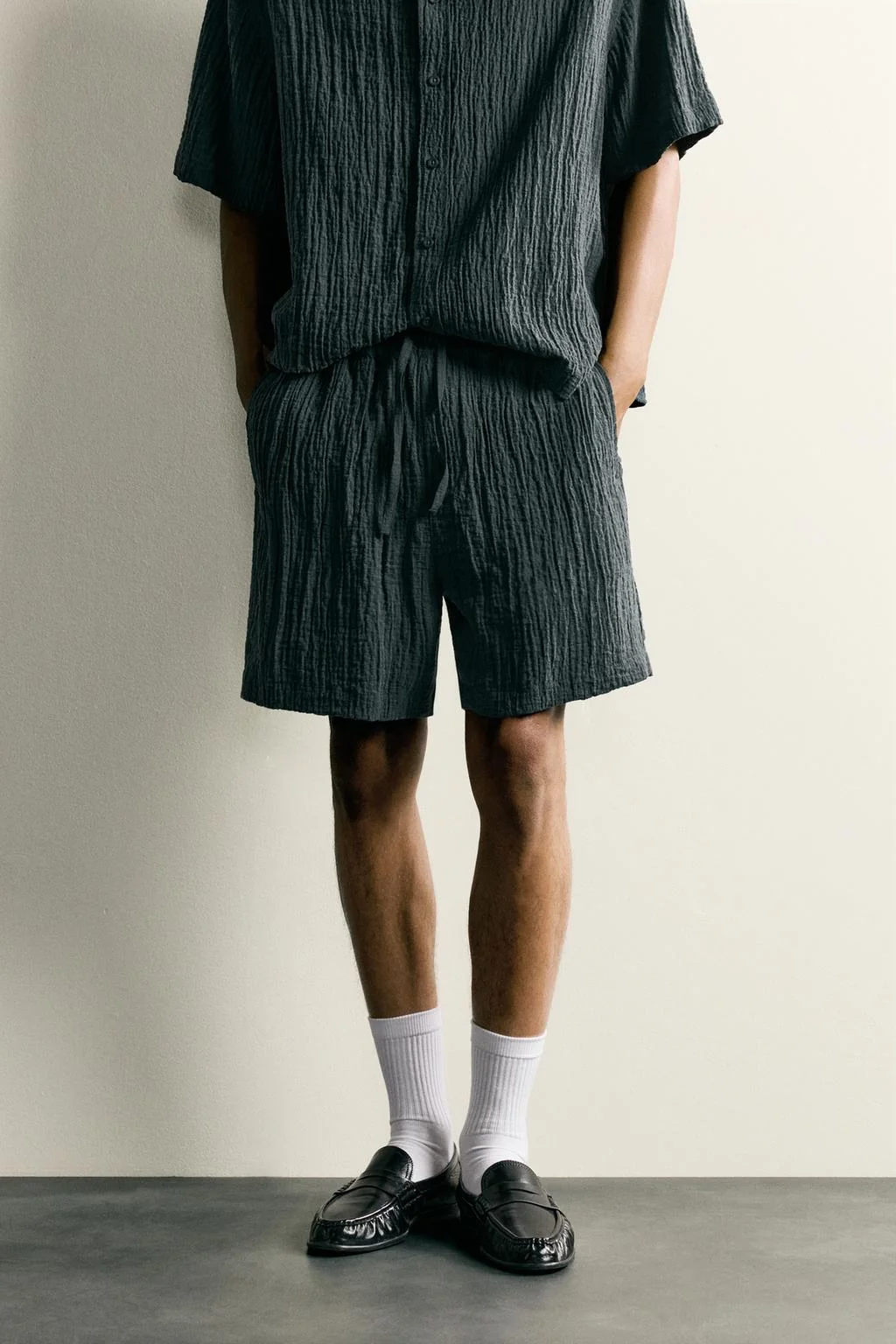 TEXTURED RELAXED FIT BERMUDA SHORTS