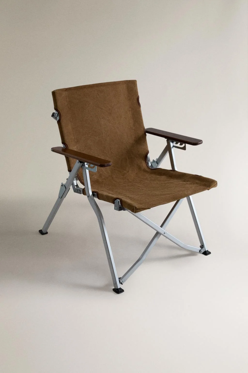 FOLDING CHAIR WITH HANDLE AND ARMRESTS
