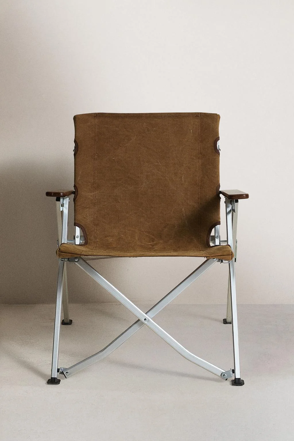 FOLDING CHAIR WITH HANDLE AND ARMRESTS