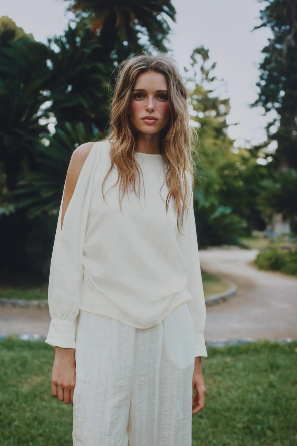 BLOUSE WITH SLEEVE VENTS